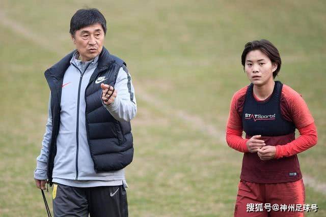 官方：沙尔克04续约40岁老将哲科，合同持续至2027年