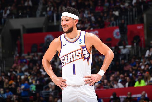 抵达北京，郭艾伦正式签约，重返球场，亮相新岗位，薪酬曝光